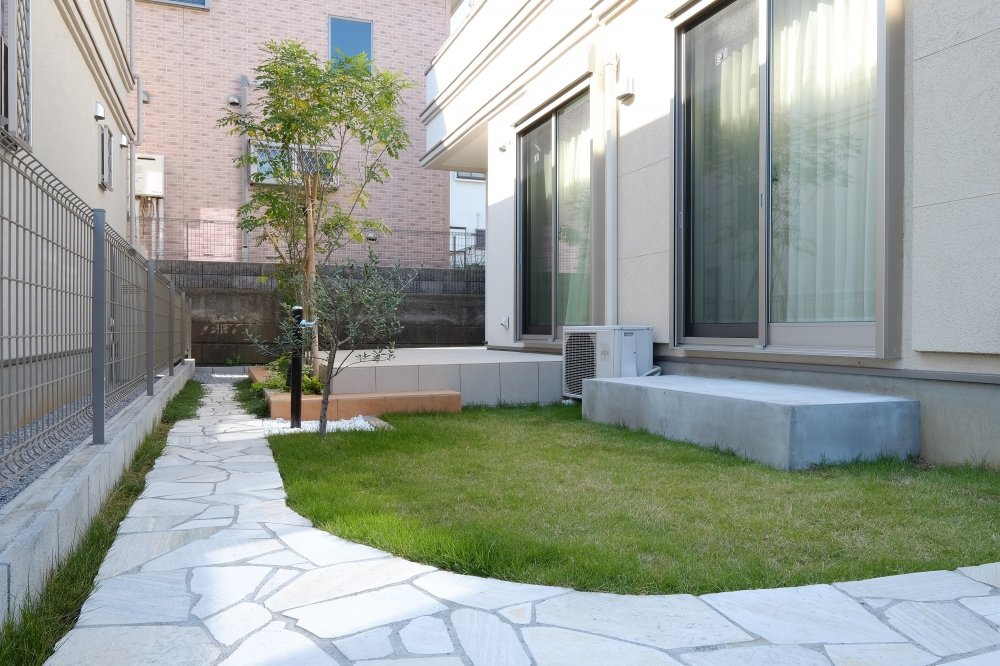 Tile Terrace And Lawn Spacedivided With Garden Path Gallery Garden Landscape Design Fuchiso Inc