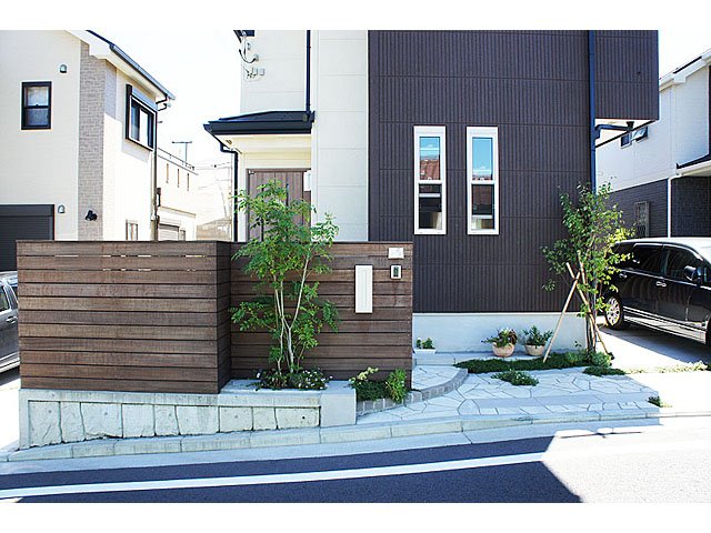 Natural Modern Exterior with Wooden Fence and White Stone Veneer Floors