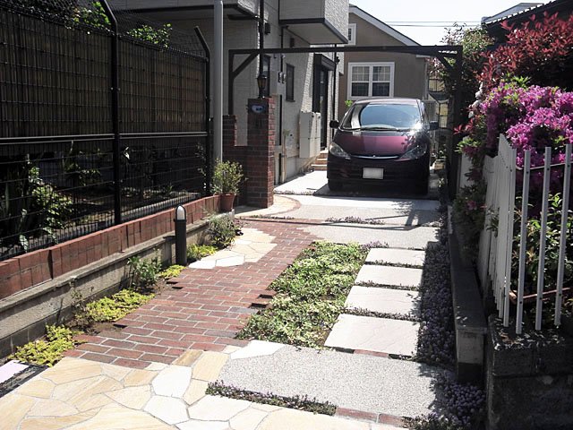 Making Parking Western Style with a Gate Lamp and Wooden Gate