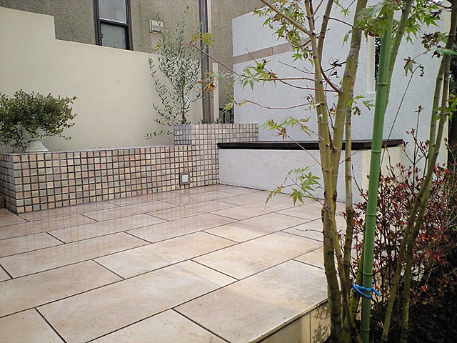 お庭の2坪をオーニングとベンチで横浜市 施工事例 外構 お庭工事 デザイン 風知蒼