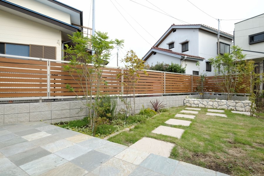 芝生のお庭と菜園スペースのある石張りテラス横浜市栄区 施工事例 外構 お庭工事 デザイン 風知蒼