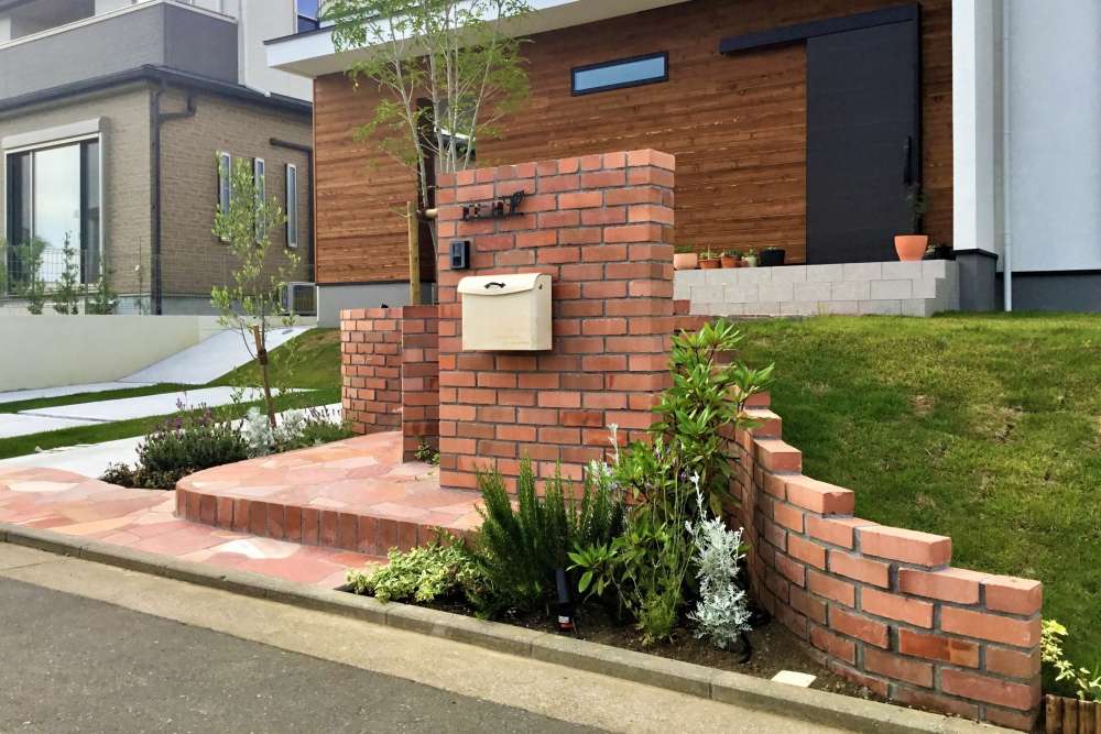 上品な曲線に沿わせたレンガのアプローチ横須賀市 施工事例 外構 お庭工事 デザイン 風知蒼
