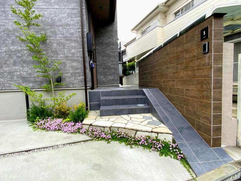 春の花咲く 木目調袖壁とスロープのある家横浜市港北区 施工事例 外構 お庭工事 デザイン 風知蒼