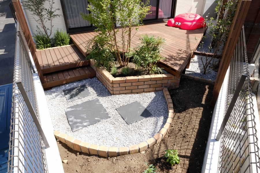 ウッドデッキのR加工とレンガ積みの花壇、菜園スペース